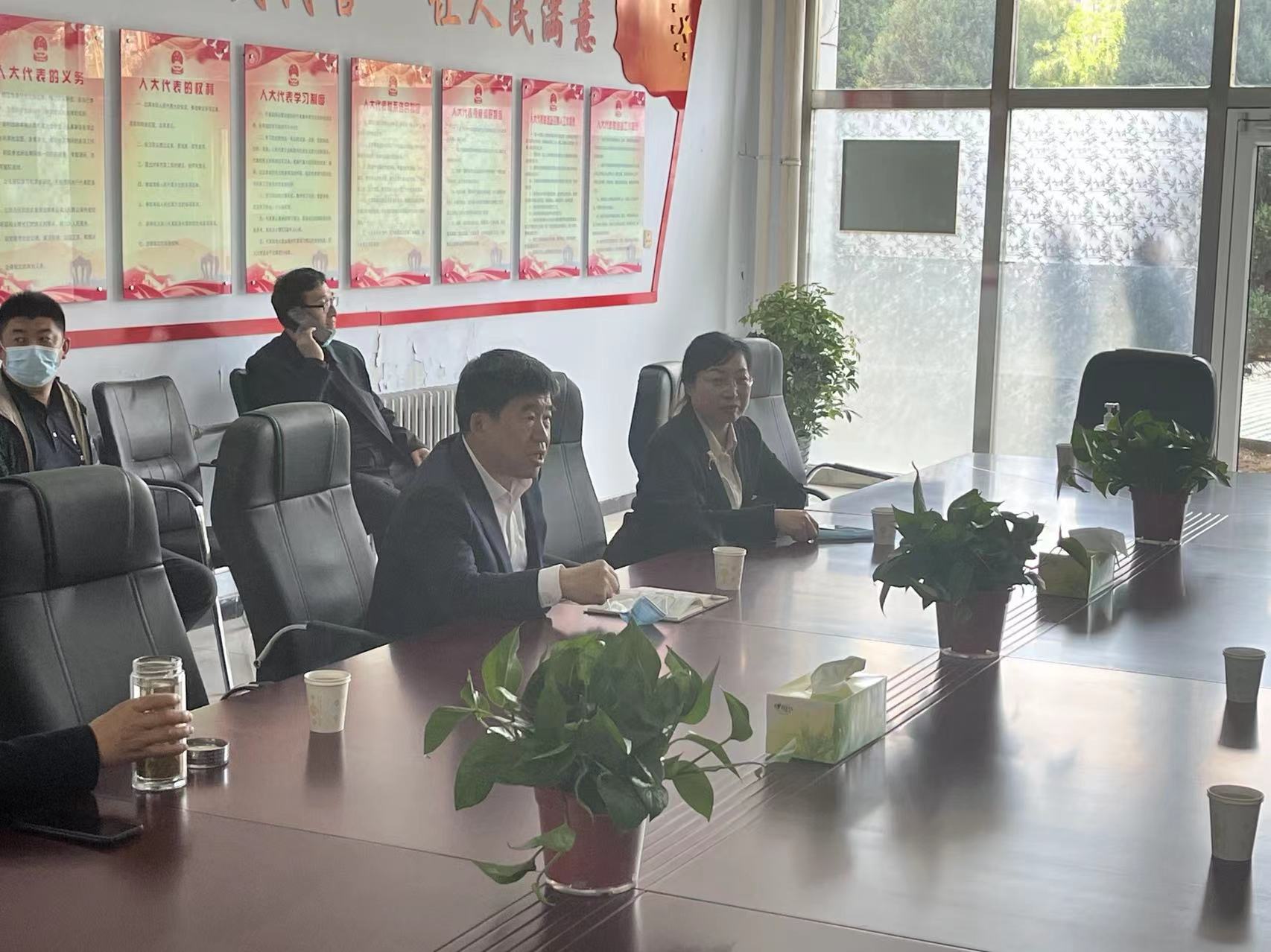 会后,武占强一行深入到涿鹿镇人大代表联络站,张家堡镇人大代表联络站